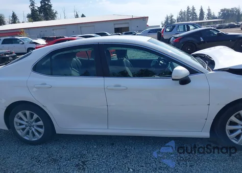 2018 Toyota Camry Le из США, поврежденный, VIN 4T1B11HK1JU057170